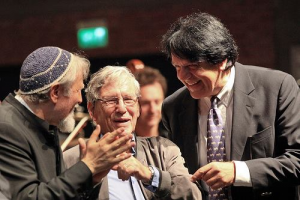 con Moni Ovadia e Amos Oz per D'un tratto nel folto del bosco, su testo di Michele Serra e Amos Oz - 2010